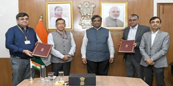 दिल्ली‑एनसीआर में पुराने ट्रक और बसों को बदलने की योजना के लिए एमओयू पर हस्ताक्षर करते सड़क परिवहन मंत्रालय और डीआईसीवी के अधिकारी। दिल्ली‑एनसीआर में पुराने ट्रक और बसों को बदलने की योजना के लिए एमओयू पर हस्ताक्षर करते सड़क परिवहन मंत्रालय और डीआईसीवी के अधिकारी।