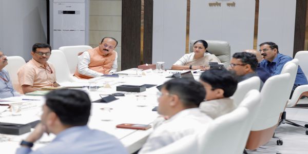 दिल्ली सचिवालय में झुग्गी पुनर्वास पर निर्णय लेते मुख्यमंत्री रेखा गुप्ता और अधिकारी। दिल्ली सचिवालय में झुग्गी पुनर्वास पर निर्णय लेते मुख्यमंत्री रेखा गुप्ता और अधिकारी।