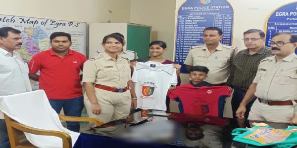 प्रथम जाना और श्रीलेखा दास को सम्मानित करते एगरा थाना के अधिकारी प्रथम जाना और श्रीलेखा दास को सम्मानित करते एगरा थाना के अधिकारी