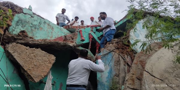 जबलपुर : मानसून के पूर्व जर्जर भवन हटाने की कार्यवाही लगातार जारी