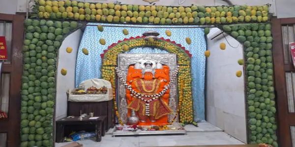 पंचमुखी हनुमान मंदिर में सात साै किलो आम का भोग