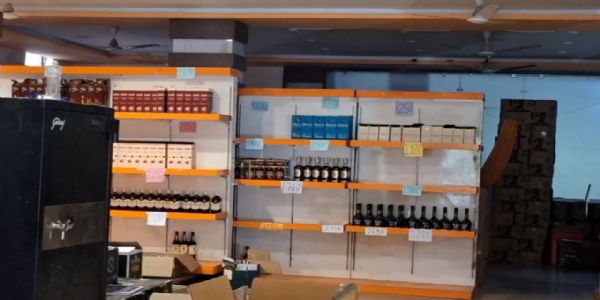 अम्बिकापुर : राज्य स्तरीय आबकारी टीम की छापेमारी, ओवर रेटिंग के खेल में उपनिरीक्षक निलंबित