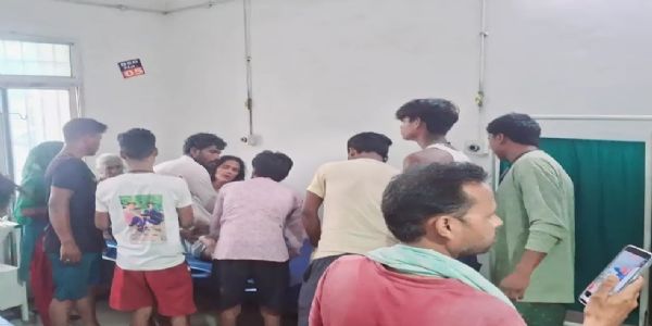 अनियंत्रित बाइक ट्रक से टकराई, तीन मजदूर गंभीर रूप से घायल