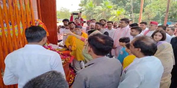 डिंपल यादव ने बड़ा मंगल पर सैफई में की पूजा, भंडारे में लोगों को प्रसाद किया वितरण