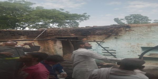चूल्हे की चिंगारी से लगी आग, दो मकान जलकर खाक