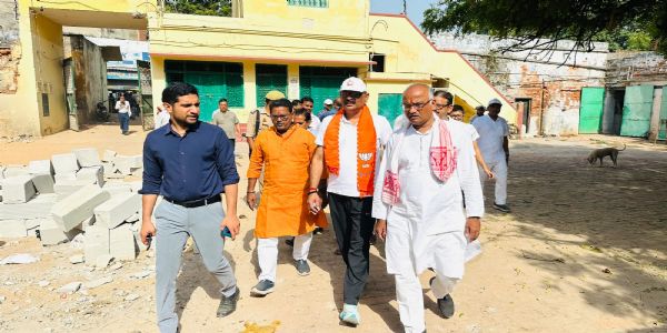 वाराणसी: महापौर व नगर आयुक्त ने कालभैरव मंदिर मार्ग की दीवारों पर खुद की पेंटिंग