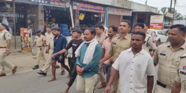 सूरजपुर : डायल 112 टीम पर हमला करने वाले छह आरोपित गिरफ्तार, निकाला गया जुलूस
