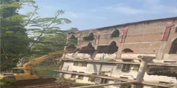 रायपुर में सेंट पॉल स्कूल परिसर के पास अवैध निर्माण पर चला बुलडोजर