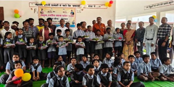 बीजापुर के अंदरूनी स्कूलाें में पुस्तकें व गणवेश का हुआ वितरित