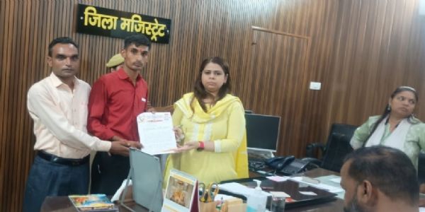 बागपत की मासूम के साथ हुई घटना पर रोष, हिंदूवादी संगठन ने जिलाधिकारी को सौंपा ज्ञापन