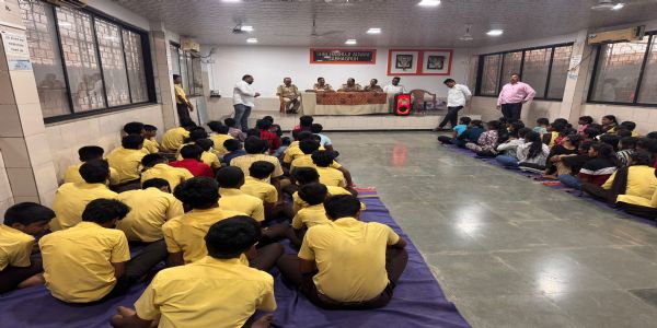 ठाणे ईस्ट में जब पुलिस बनी अध्यापक,सतर्कता का पाठ पढ़ाया