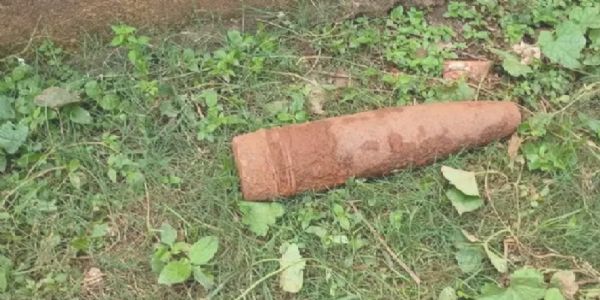 खेत की जुताई के दौरान जमीन से निकला संदिग्ध बम, इलाके में मचा हड़कंप