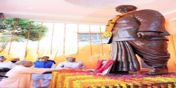 डॉ. श्यामा प्रसाद मुखर्जी की प्रतिमा पर पुष्प अर्पित कर मुख्यमंत्री ने दी श्रद्धांजलि