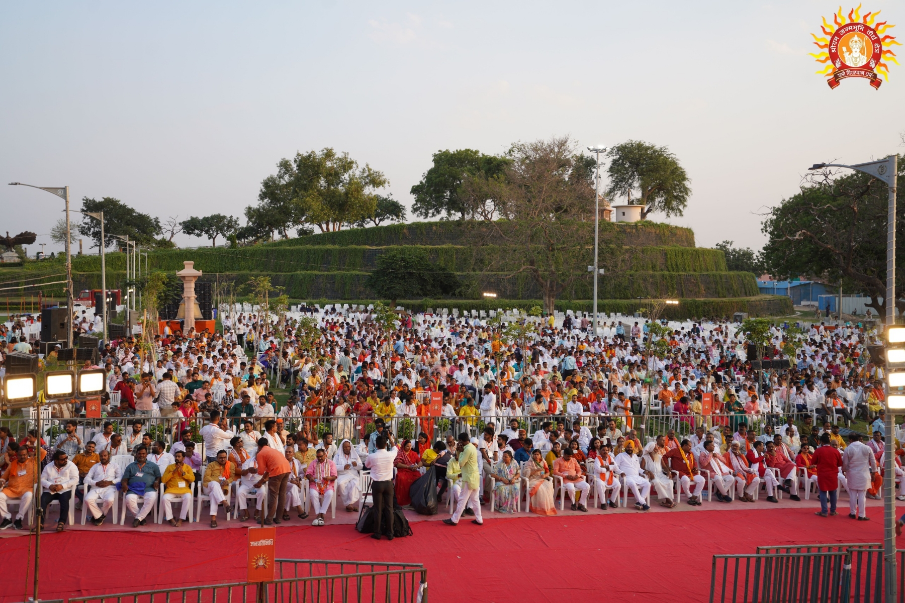 राम जन्मभूमि परिसर के शेषावतार मंदिर शिखर पर संतों ने ध्वजारोहण किया राम जन्मभूमि परिसर के शेषावतार मंदिर शिखर पर संतों ने ध्वजारोहण किया