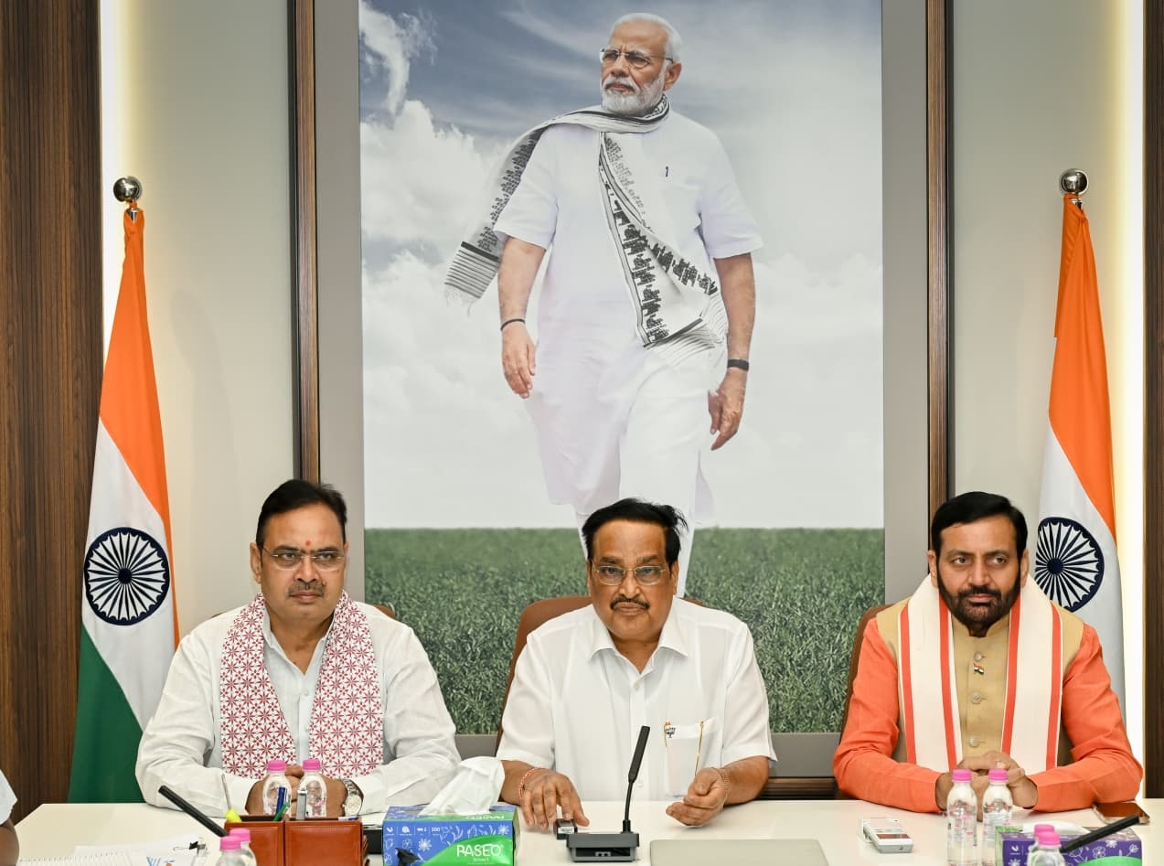 राजसथान के मुख्यमंत्री भजनलाल शर्मा ने मंगलवार को नई दिल्ली में केन्द्रीय जल शक्ति मंत्री सी.आर. पाटिल एवं हरियाणा के मुख्यमंत्री नायब सिंह सैनी के साथ यमुना जल परियोजना से संबंधित बैठक में भाग लिया राजसथान के मुख्यमंत्री भजनलाल शर्मा ने मंगलवार को नई दिल्ली में केन्द्रीय जल शक्ति मंत्री सी.आर. पाटिल एवं हरियाणा के मुख्यमंत्री नायब सिंह सैनी के साथ यमुना जल परियोजना से संबंधित बैठक में भाग लिया