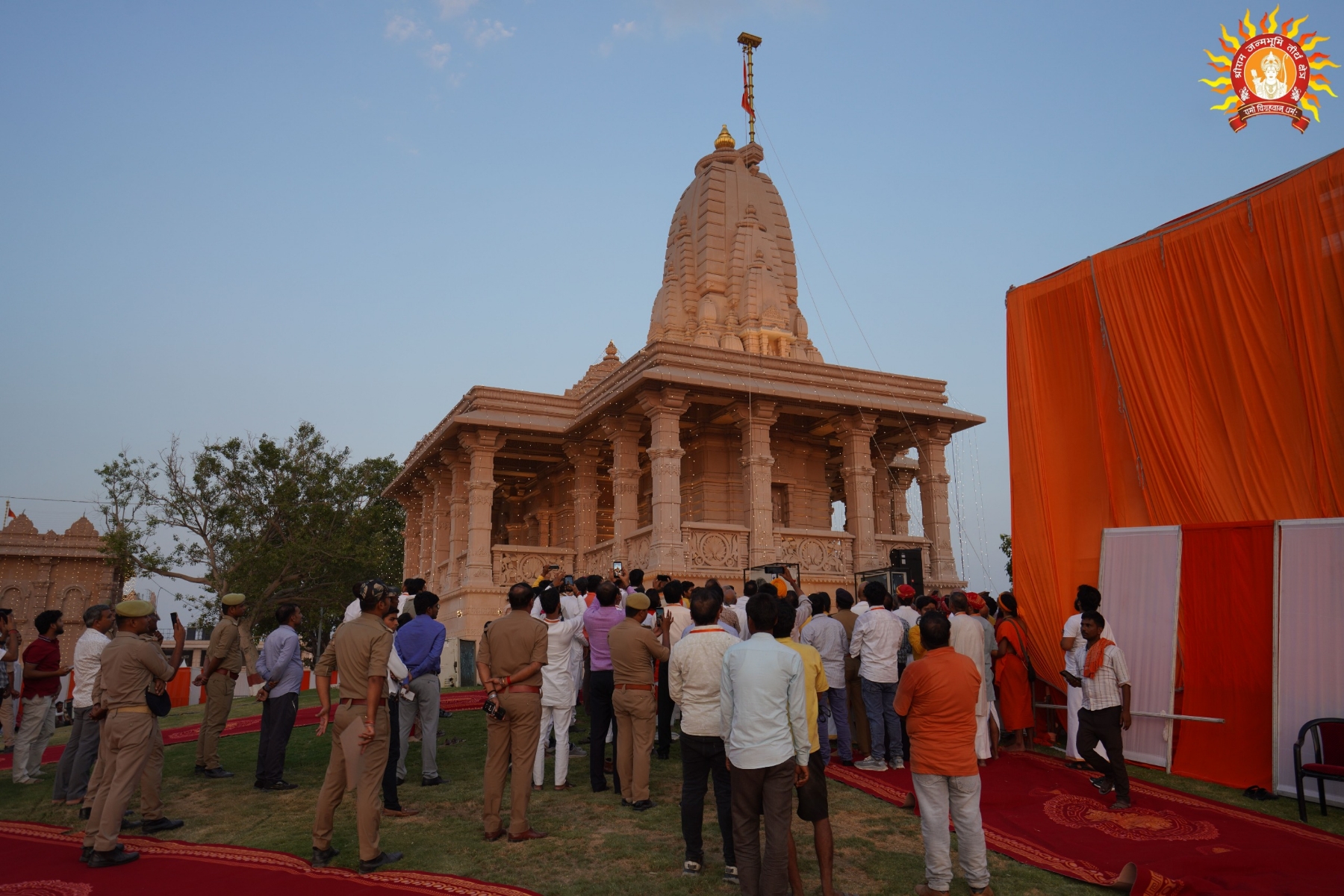 राम जन्मभूमि परिसर के शेषावतार मंदिर शिखर पर संतों ने ध्वजारोहण किया राम जन्मभूमि परिसर के शेषावतार मंदिर शिखर पर संतों ने ध्वजारोहण किया