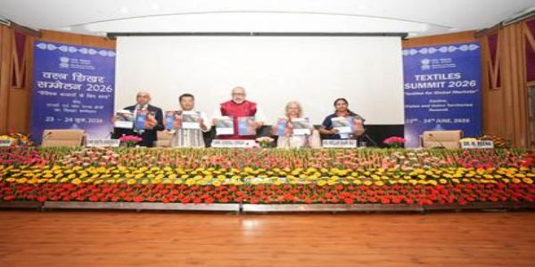 केंद्रीय मंत्री गिरिराज सिंह के साथ अन्य लोग मौजूद। केंद्रीय मंत्री गिरिराज सिंह के साथ अन्य लोग मौजूद।