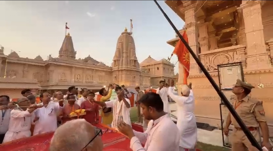राम जन्मभूमि परिसर के शेषावतार मंदिर शिखर पर संतों ने ध्वजारोहण राम जन्मभूमि परिसर के शेषावतार मंदिर शिखर पर संतों ने ध्वजारोहण