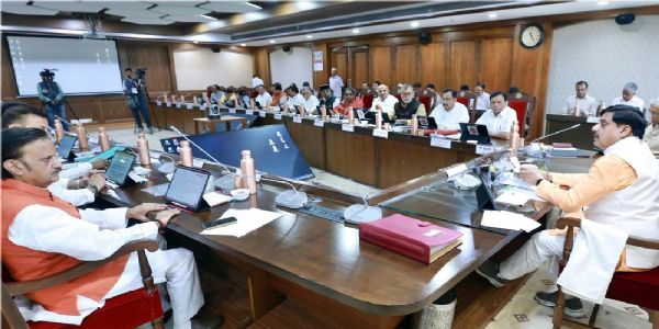 मप्र में मंत्रालय में कैबिनेट बैठक को संबोधित करते हुए मुख्यमंत्री मप्र में मंत्रालय में कैबिनेट बैठक को संबोधित करते हुए मुख्यमंत्री
