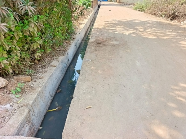 सोरिद वार्ड सांई मंदिर में बनाई गई निकासी नाली जिसे जांच रिपोर्ट में ढंका हुआ बता दिया गया है।