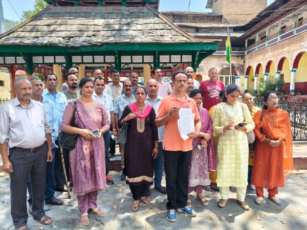 ज्ञापन सौंपने के बाद प्रतिनिधिमंडल।