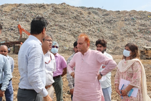 दिल्ली के महापौर प्रवेश वाही बुधवार को ओखला लैंडफिल साइट का दौरा करते हुए