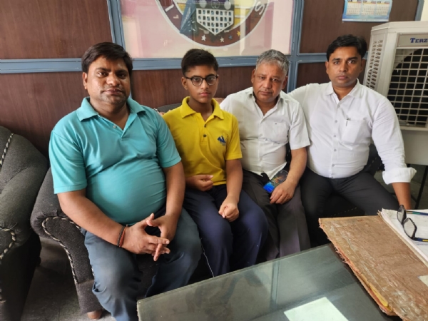 सिद्धबली जन शताब्दी एक्सप्रेस में लापता बालक अपने परिवार के साथ।