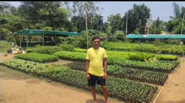 अपनी नर्सरी के बारे में जानकारी देते अशोक मंडल