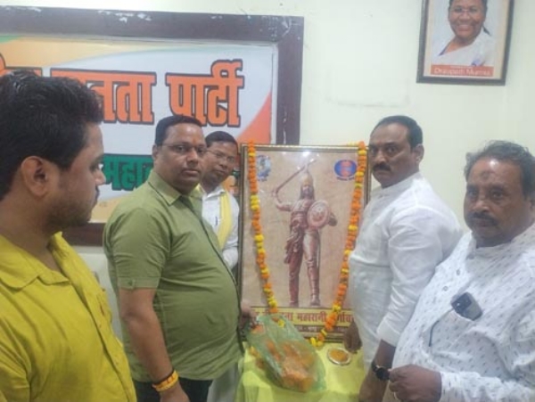 श्रद्धांजलि देते संजय गुप्ता व अन्य