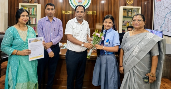 छात्रा कु. महिमा राजपूत को प्रेरक पुस्तक व पुष्पगुच्छ भेंट कर सम्मानित करते हुए कलेक्टर डॉ. गौरव सिंह