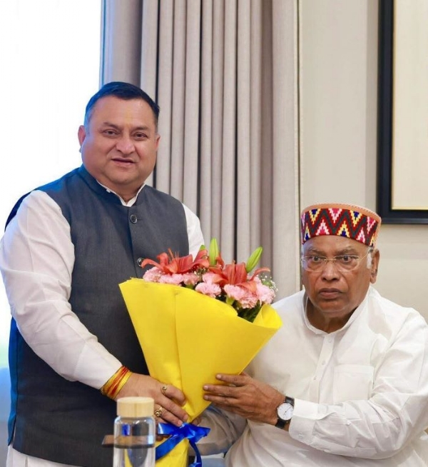 खरगे से की मुलाकात करते प्रदेश कांग्रेस अध्यक्ष विनय कुमार।