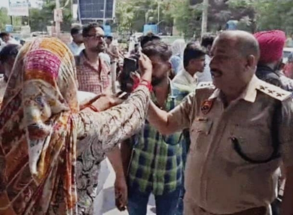 परिजनों को आरोपियों की गिरफ्तारी का वीडियो दिखाते डीएसपी