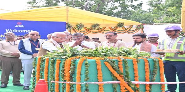 केंद्रीय आवास और शहरी मामलों और बिजली मंत्री मनोहर लाल खट्टर ने सेंट्रल सेक्रेटेरिएट मेट्रो स्टेशन पर दिल्ली मेट्रो के सेंट्रल विस्टा कॉरिडोर के काम की शुरुआत करते हुए केंद्रीय आवास और शहरी मामलों और बिजली मंत्री मनोहर लाल खट्टर ने सेंट्रल सेक्रेटेरिएट मेट्रो स्टेशन पर दिल्ली मेट्रो के सेंट्रल विस्टा कॉरिडोर के काम की शुरुआत करते हुए