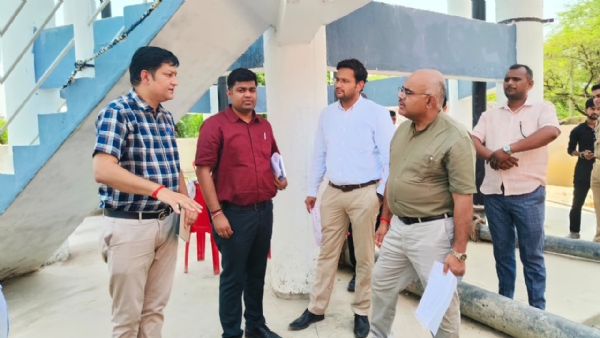 निरीक्षण के दौरान जिलाधिकारी जितेंद्र प्रताप सिंह व अन्य
