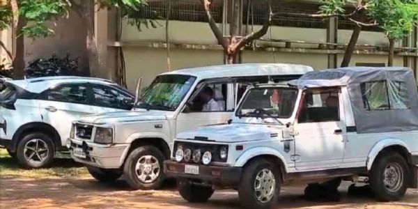 रिम्स में लगी सीआईडी टीम के वाहन रिम्स में लगी सीआईडी टीम के वाहन