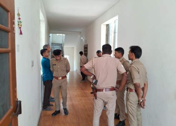 मैनेजर के घर पर जांच करते हुए पुलिस