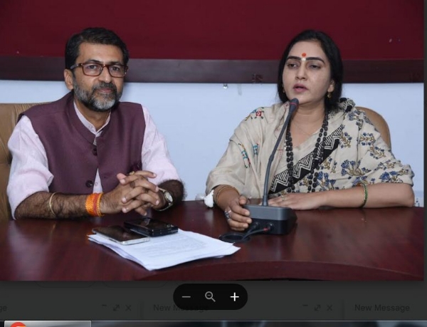 प्रेसवार्ता को संबोधित करती शिप्रा पाठक