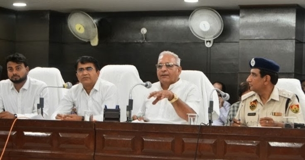 पानीपत में कष्ट निवारण समिति की बैठक में नागरिकों की समस्याओं का समाधान करते कैबिनेट मंत्री रणबीर सिंह गंगवा