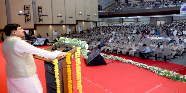सेफ क्लिक 2.0'' के उद्घाटन समारोह को संबोधित संबोधित करते हुए मुख्यमंत्री सेफ क्लिक 2.0'' के उद्घाटन समारोह को संबोधित संबोधित करते हुए मुख्यमंत्री