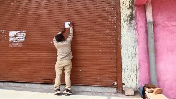 शिवपुरी में कोचिंग संस्थान को सील करते हुए संयुक्त दल