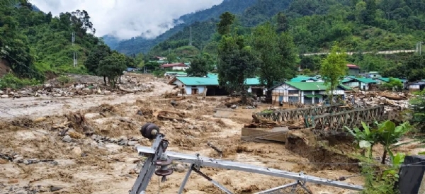 अरुणाचल प्रदेशः 23 एवं 24 जून की मध्य रात्रि से हो रही भारी बरसात के बाद आई बाढ़ में क्षतिग्रस्त केयी पान्योर ज़िले के पोसा स्थित नॉर्थ ईस्टर्न इलेक्ट्रिक पावर कॉर्पोरेशन लिमिटेड (निपको) कॉलोनी का दृश्य।