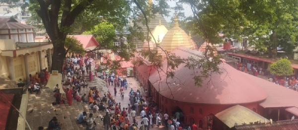 श्रद्धालुओं की सुविधा के लिए पांडु नदी बंदरगाह और कामाख्या रेलवे स्टेशन पर दो सहायता शिविर स्थापित किए गए हैं। पांडु नदी बंदरगाह स्थित शिविर का उद्घाटन असम सरकार की पर्यटन मंत्री अंजना नेओग ने किया। इस अवसर पर मध्य गुवाहाटी के विधायक विजय गुप्ता, जिला प्रशासन और पुलिस के वरिष्ठ अधिकारी, पर्यटन विभाग के अधिकारी तथा कामाख्या मंदिर के बरदेउरी समाज के प्रतिनिधि उपस्थित रहे। इससे पूर्व कामाख्या रेलवे स्टेशन परिसर में स्थापित शिविर का उद्घाटन विधायक विजय गुप्ता ने किया। सुरक्षा व्यवस्था को और अधिक मजबूत बनाने के लिए नामनी कामाख्या, प्रशांति लॉज तथा वीआईपी पार्किंग क्षेत्र में 24 घंटे सेवा देने वाले चार संयुक्त नियंत्रण कक्ष और सात सहायता केंद्र स्थापित किए गए हैं। साथ ही अतिरिक्त सीसीटीवी सहित 500 से अधिक कैमरे लगाए गए हैं, जिनके माध्यम से पूरे क्षेत्र की निगरानी की जा रही है। जिला प्रशासन के अनुसार अंबुबाची महायोग के सुचारु संचालन हेतु पुलिस, प्रशासन तथा विभिन्न विभागों के लगभग 2,000 अधिकारी और कर्मचारी तैनात किए गए हैं। मंदिर प्रबंधन समिति के एक सूत्र के अनुसार 23 जून की रात तक देश के विभिन्न हिस्सों से आए दो लाख से अधिक श्रद्धालु महायोग में शामिल हो चुके हैं।    ---------------