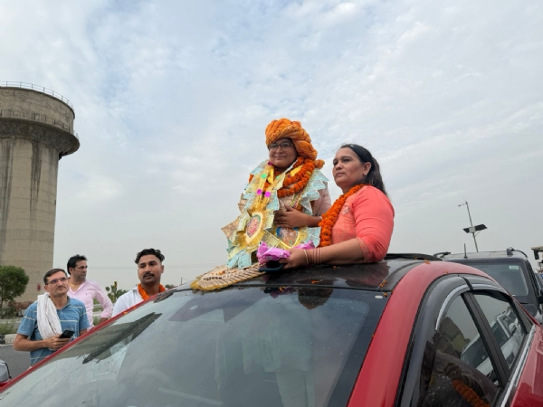 प्रियंका मलिक का स्वागत करते ग्रामीण।