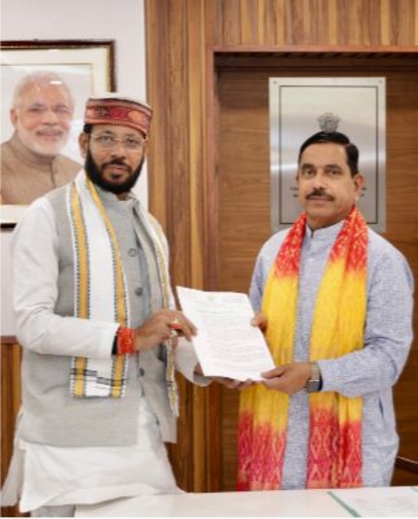 केन्द्रीय मंत्री प्रहलाद जोशी से मिलते प्रदेश सरकार के मंत्री मनोज पाण्डेय