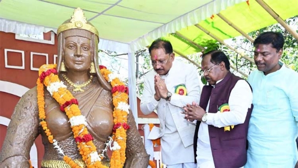 मुख्यमंत्री साय रानी दुर्गावती के बलिदान दिवस पर उनकी प्रतिमा पर माल्यार्पण करते हुए