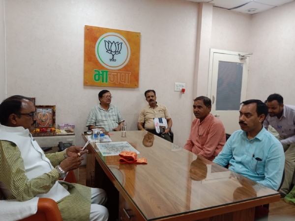 कैबिनेट मंत्री राकेश शुक्ला ने भाजपा प्रदेश कार्यालय में कार्यकर्ताओं से किया संवाद