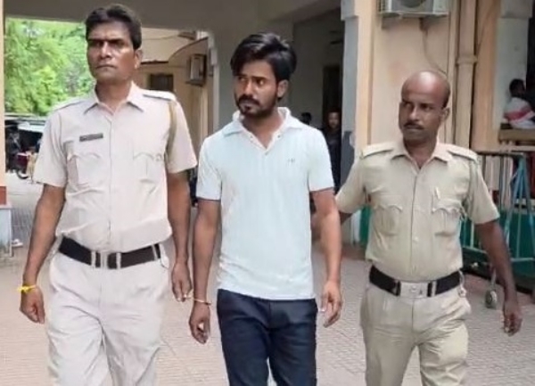 आरोपित युवक को अदालत से बाहर लाती पुलिस