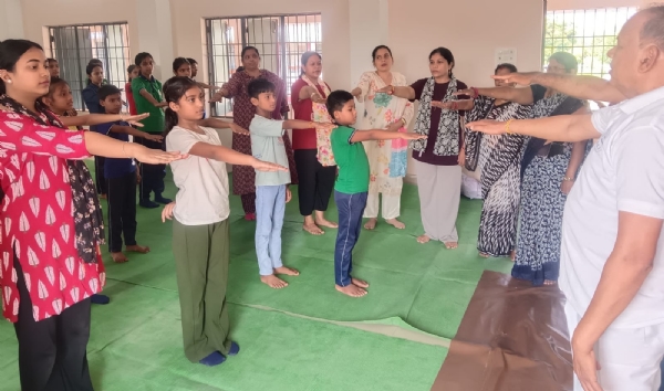 बेटी बचाओ बेटी पढ़ाओ योजना के तहत नवागढ़ में योग कार्यक्रम आयोजित, छात्राओं को स्वास्थ्य और स्वच्छता की दी गई जानकारी