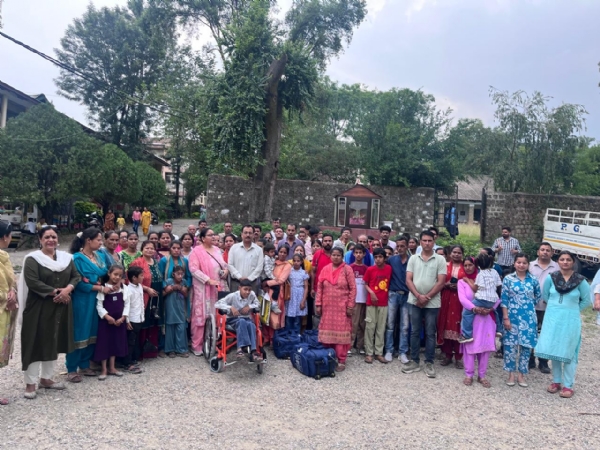 शिविर के समापन मौके पर मौजूद स्टाफ और बच्चे।