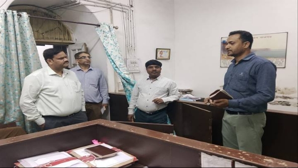 भोपालः संभागायुक्त ने किया संभागीय कार्यालय का निरीक्षण